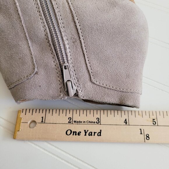 Lucky Brand Boots Size 8 Light Gray Yabba Ankle Booties Cut Out Side Zip Wedge - Picture 15 of 16